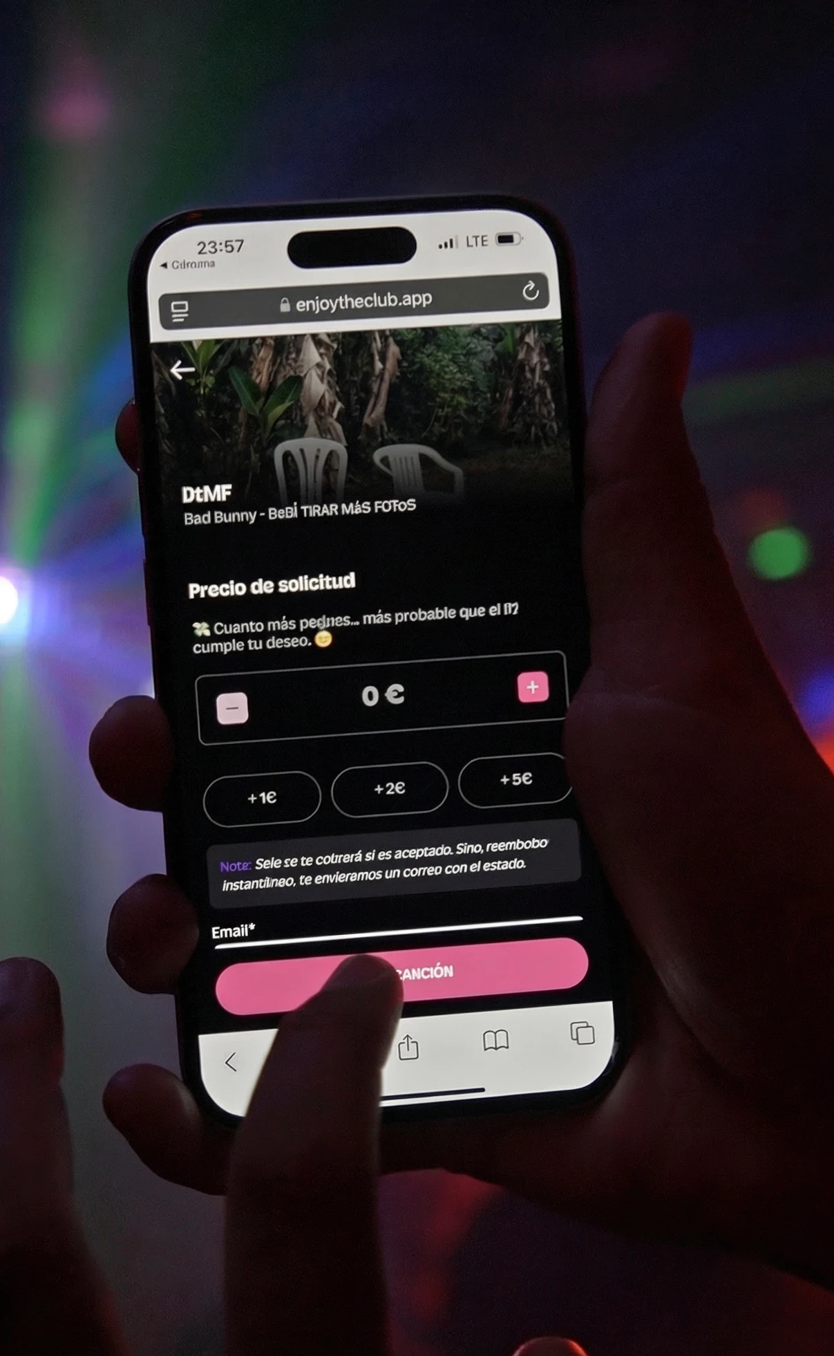 Usuario pidiendo una canción desde el móvil