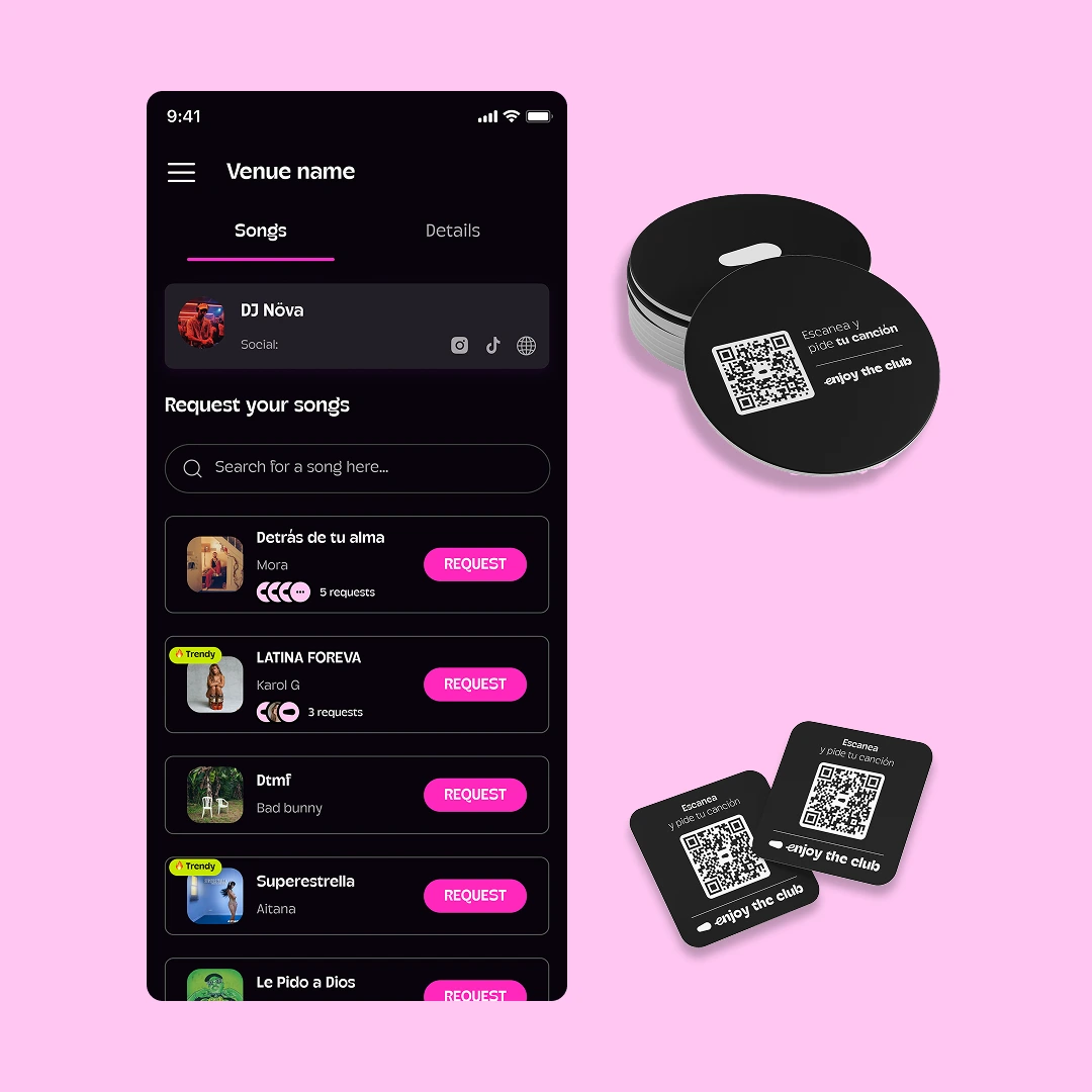 Público pidiendo desde el móvil tras escanear un QR